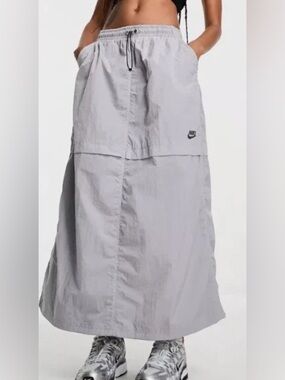 Nike Women's
Sportswear
Water
Resistant
Nylon Maxi
Skirt size Medium